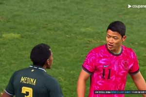 马宁：在我的场子别闹事！黄喜灿和对手发生摩擦，马宁吹哨制止