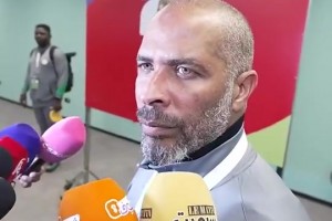 王大雷调侃韦世豪：什么破玩意？后者反击：老年人玩不了这游戏~