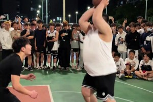 悲喜两重天！哈兰德赛后拥抱安慰多纳鲁马，之后才加入挪威庆祝！