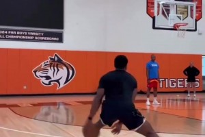 无解的开发大杀器！近距离看米切尔的持球投篮！他也太壮了吧~