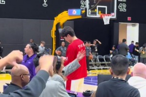 恐怖麒麟臂！东契奇这记贯穿全场的超远单臂三分，真是逆天了