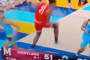 湖人艾顿这肤色真是和车完美融于一体..这就是传说中的人车合一？