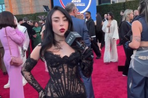 乔治娜在C罗身边对着镜子小秀身材，这种背拔火罐最合适了~