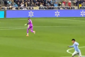 极限扑救！这么漂亮的半场弧线，门将是真扑啊