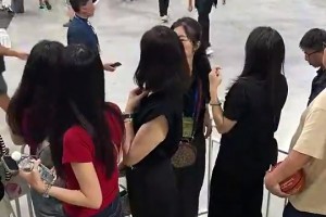 球迷拍到胡明轩妈妈现场观战儿子：这是妈妈？是姐姐吧！