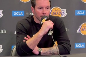 湖人战胜快船赛后，总经理佩林卡在球员通道等待詹姆斯东契奇等人