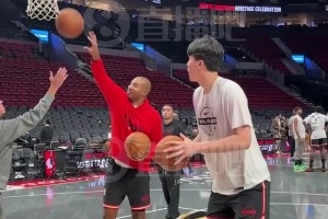 低位背打很吃这一招！杨瀚森赛前热身练习内线勾手~~