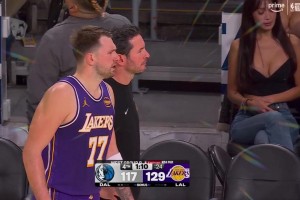 加鸡腿啊！昨日独行侠vs湖人，场边一名丰满女球迷被导播拍到