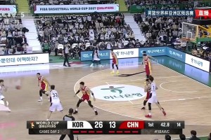 这啥情况？曾凡博三步上篮犹豫后选择不出手，传给队友出现失误！