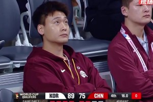 中国男篮大比分落后，队长赵睿在场边面色凝重，一脸无奈