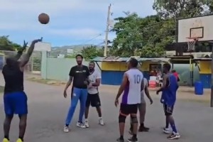 还有这本事？周琦还敲上架子鼓了！