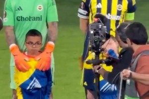 铁汉柔情！埃德森想吸引女球童注意，得知她是聋人立即改手语交流