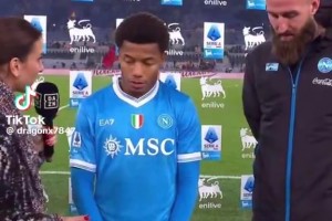 摸摸脑袋！在2米的门将米林门前，内雷斯看起来好像小孩啊~