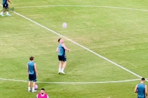 你好骚啊！赖斯翘臀颠球把道曼看得一愣一愣的