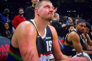 触目惊心啊！约基奇胳膊上的三道血痕是谁挠的？下手真狠啊