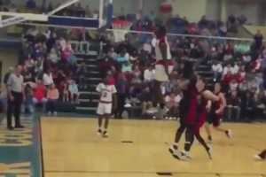 当年天赋真是太残暴了！锡安高中时期的滑翔灌篮观感太炸裂了