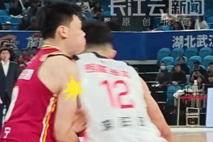 CBA杯赛对抗强度拉满，张宁防守屡遭李祥波撞击 