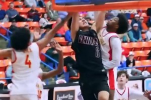 扣的就是五星高中生！张博源一步过掉防守，迎着两个人完成暴扣！