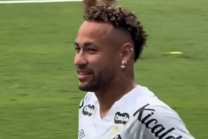 桑托斯球迷朝内马尔喊道：我愿意把我的膝盖给你，这样你就能比赛