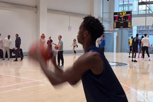 明年状元大热门AJ·迪班萨这跳投动作，稳定但好像慢了点？