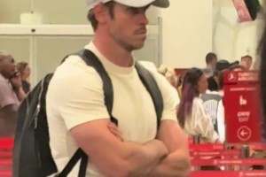 风采依旧！路人坐飞机刚好碰到贝尔和他老婆