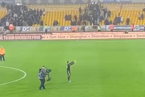 有情有义！库尼亚在比赛结束后，向狼队球迷挥手致意