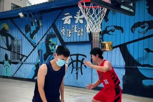 在家陪儿子训练的保罗...