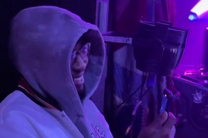 米切尔去看演唱会被粉丝抓到 