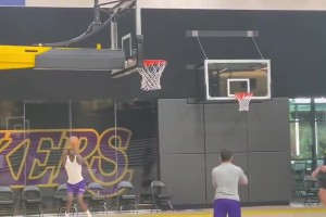 感觉完全被湖人弃用了啊！范德彪休赛期还猛练远投，改正投篮姿势