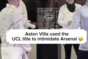 赛前维拉队在球员通道向阿森纳队展示他们的欧冠奖杯