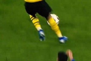 对手无奈了！名场面：桑乔潇洒过掉对手，接队友传球推射远角破门