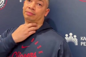 科林斯：哈登作为拥有球权最多的那个人，他就像指挥家一样