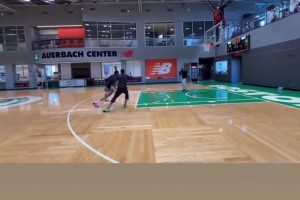 离复出不远了吧？塔图姆已经可以做基础的对抗性训练了