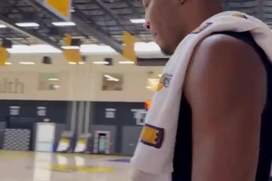 八村玩疯了，湖人队内进行今年很火的“剑玉挑战”