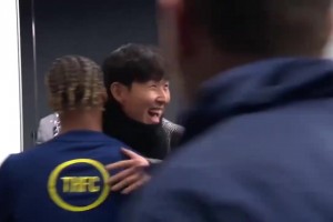 画面却变得如此熟悉又陌生，孙兴慜与热刺队友们一一拥抱