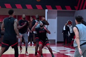 嘎嘎乱杀！谢泼德丝滑运球变向晃开小贾，帅气中投命中！