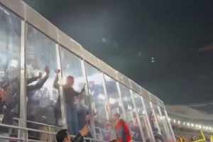 法兰克福球迷在诺坎普球场：燃放焰火、投掷玻璃杯、敲打安保屏障