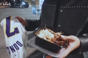 开心了！麦凯恩晒东契奇所赠亲穿球衣：还是三双之战的汗水味！