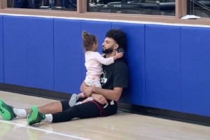 掘金队训练日，周最佳球员贾马尔穆雷和他的女儿...