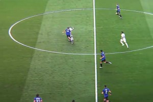 按不住啊！欧冠单场过人16次的内马尔！可惜没带射门靴啊！