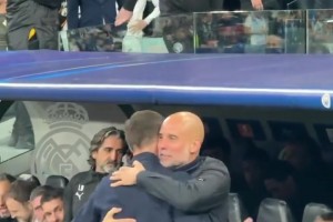 阿隆索主动到教练席拥抱瓜迪奥拉，眼神一直在闪躲