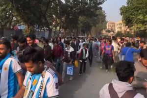 印度球迷街头高喊：Pu*a 皇家马德里！