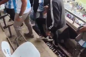 现场实拍暴怒的印度球迷拆椅子泄愤