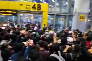 梅西抵达印度！众多印度球迷接机齐喊高喊：Messi！ Messi！