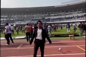 太搞了！梅西印度见面会太混乱，球迷乘趁机表演Siuuu~