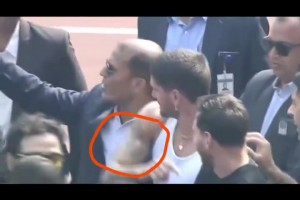 德保罗被印度工作人员抓住胳膊感到很不爽