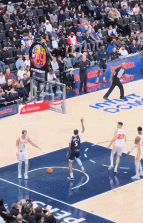 有心之举？哈登随意一传打板助攻小琼斯拿球轻松双手扣篮！