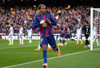 亚马尔传射奥尔莫双响，巴萨3-1逆转阿拉维斯登顶