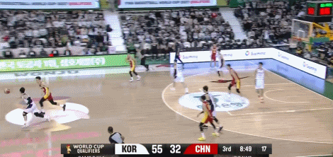 局势能否逆转？韩国后卫边俊亨抢断一条龙上篮几乎空篮也是没进