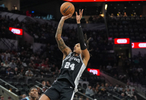 百步穿杨！瓦塞尔弧顶强投三分命中还造犯规打3+1